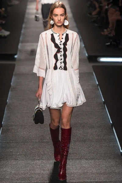 Look 18